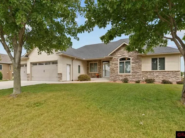 1915 Creek View Ln NE, Owatonna, MN 55060