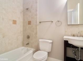 1330 W Argyle St #322, Chicago, IL 60640