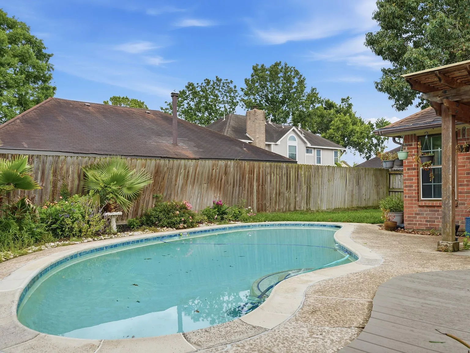 3 bed, 2.0 bath, 1974 sqft, $2,450 — Photo 2