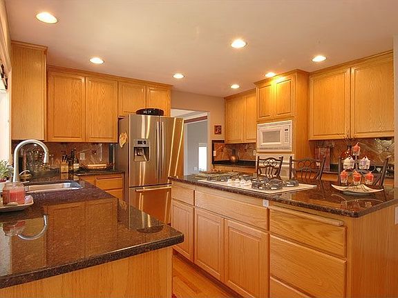 Newly remodeled kitchen with granite!