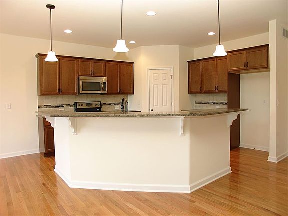 4th image of 7 Glen Meadow Dr