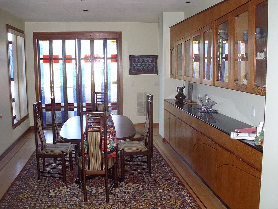 Beautiful dining room, buffe