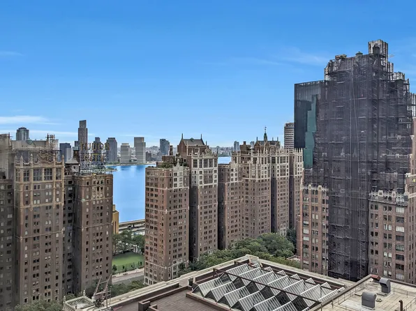 303 East 43rd Street image 14 of 16