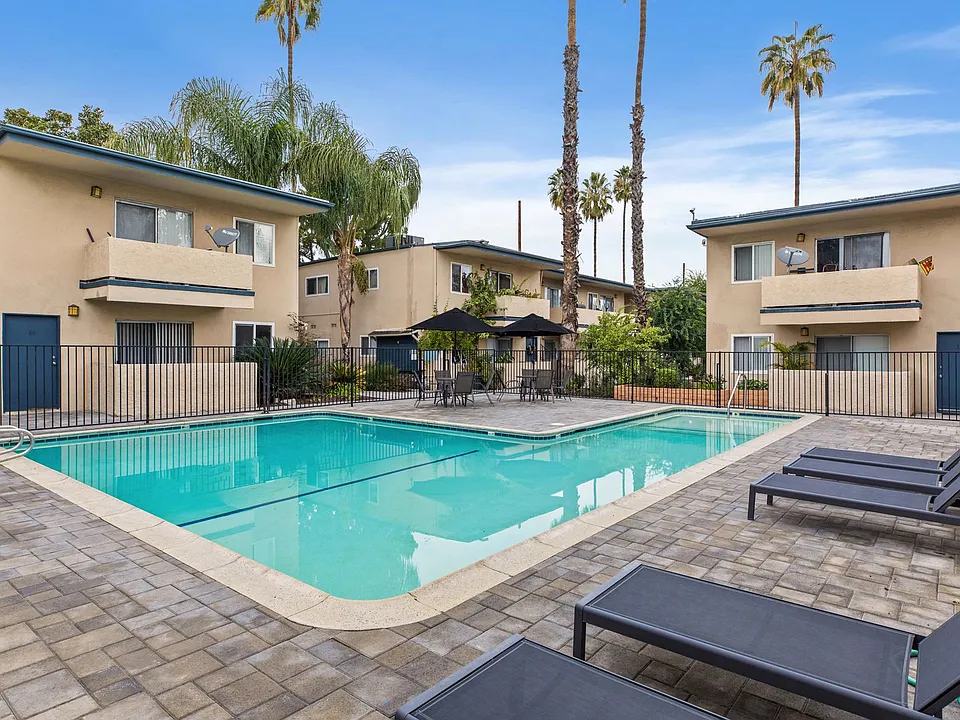 Tarzana Court Apartments