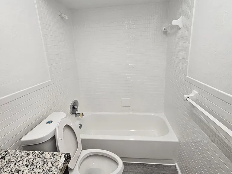 Lush Apartments — Photo 15