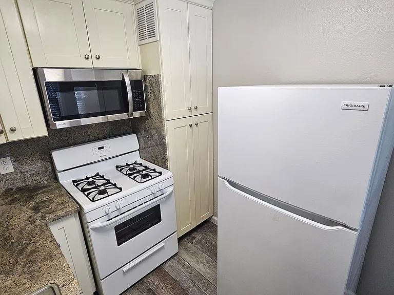370 N Fair Oaks Ave — Photo 10