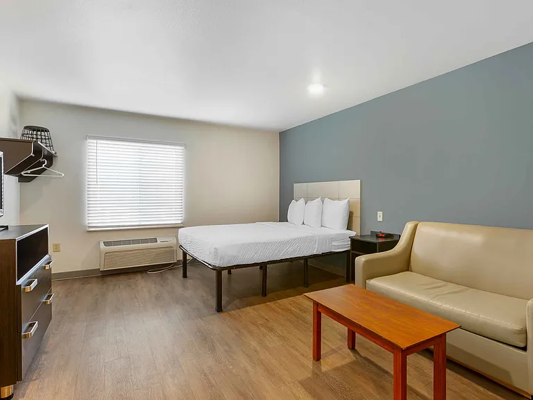 Deluxe Studio - 1 Queen Bed