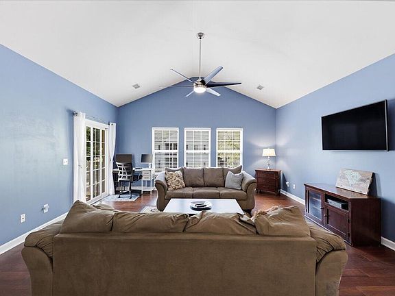 5th image of 706 E Marymont Ln