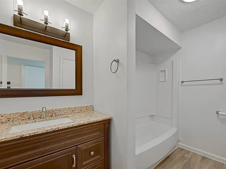 12111 Poulson Dr — Photo 21