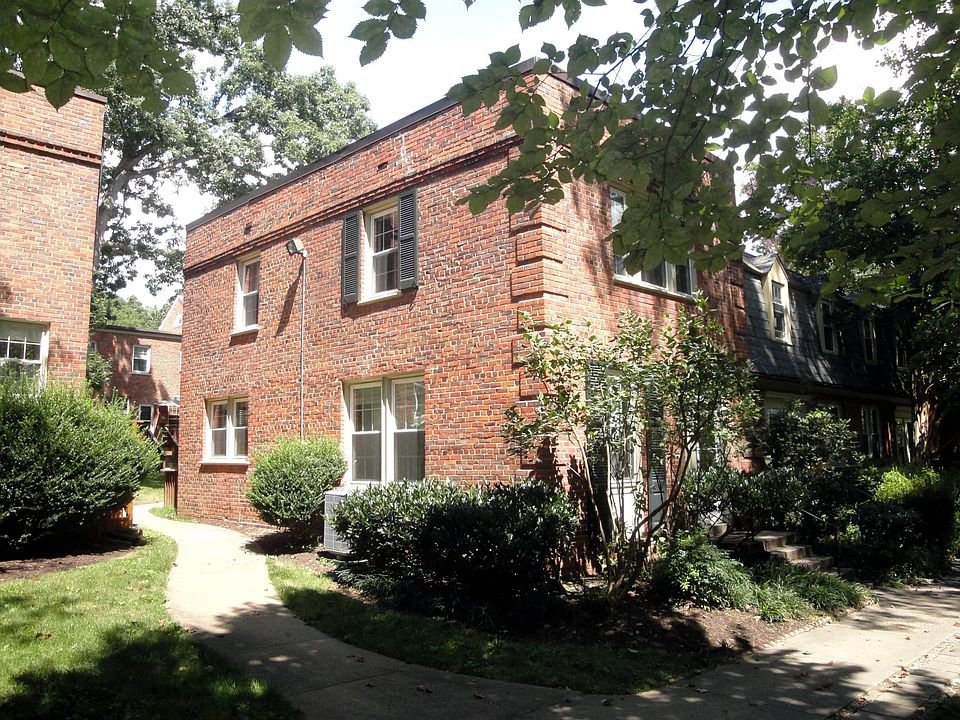 End unit 3BR 1.5 bath TOWNHOUSE