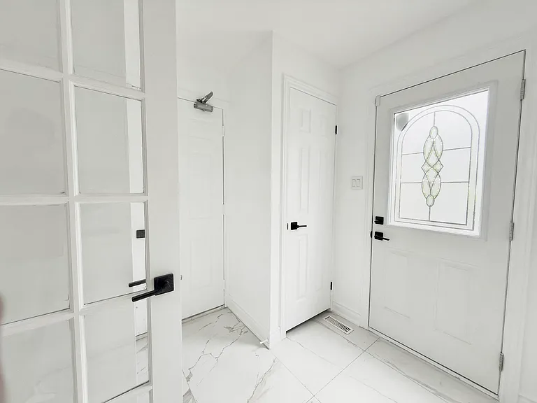89 Yonge Blvd — Photo 10