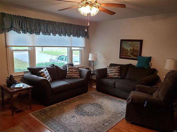 Living Room the window has a insulated cellular shade
