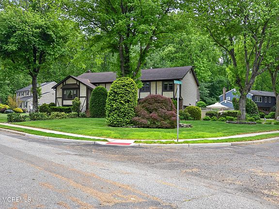 3rd image of 17 Point O Woods Road