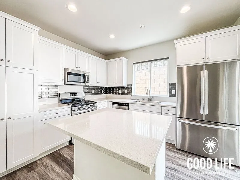 3 bed, 2.5 bath, 1504 sqft, $3,800 — Photo 2