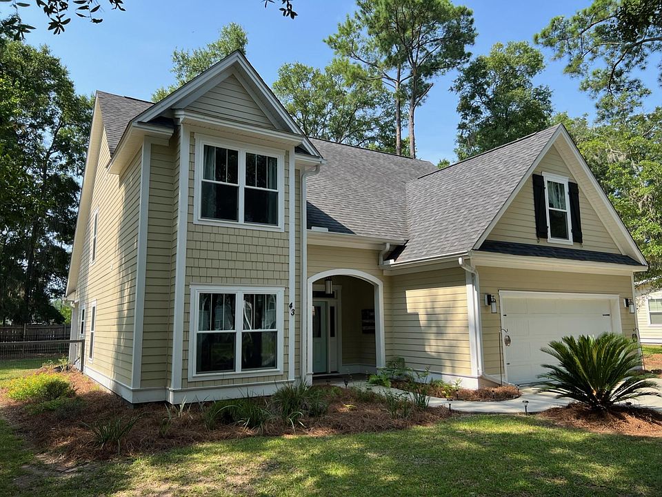 Beautiful, we'll maintained 4 bedroom, 3.5 bath hom.