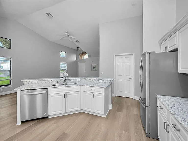 6240 Fairskies Dr — Photo 10