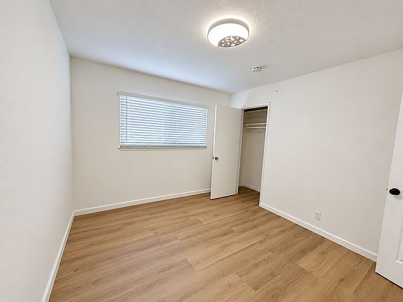 4th image of 1060 Edgemere Ln