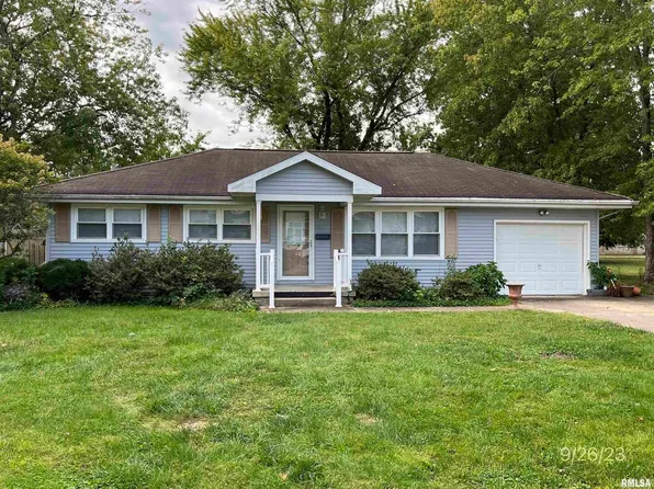 815 W Allmon St, Le Roy, IL 62881