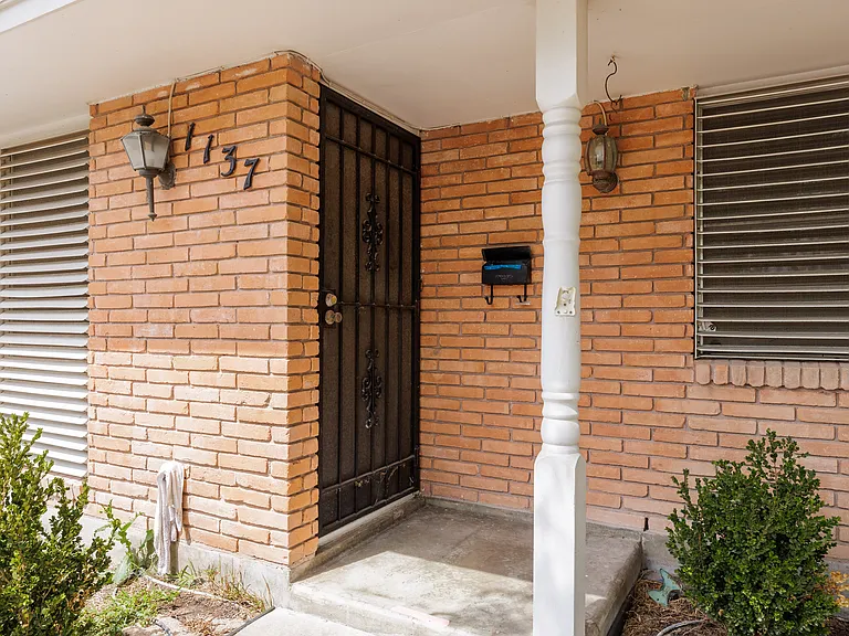 1137 Bradshaw Dr — Photo 9