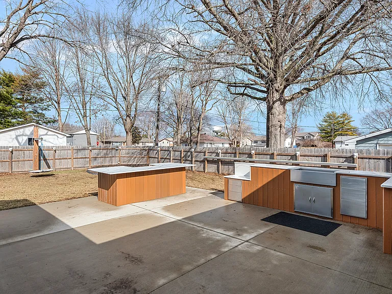617 E Chestnut St — Photo 37