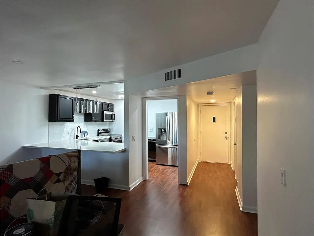 1 bed, 1.5 bath, 868 sqft, $1,800 — Photo 3