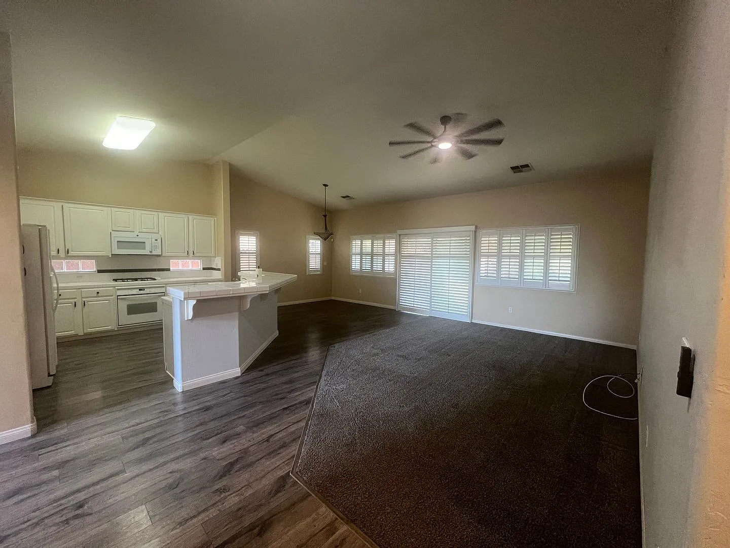 Spacious 3-Bedroom Home with Community Pool! — Photo 3