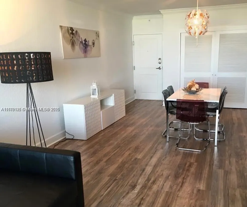 1 bed, 898 sqft, $2,500 — Photo 4