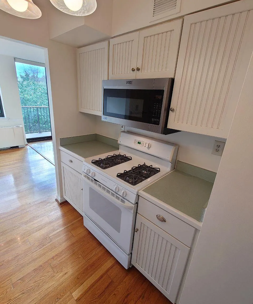 2 bed, 1024 sqft, $2,400 — Photo 4