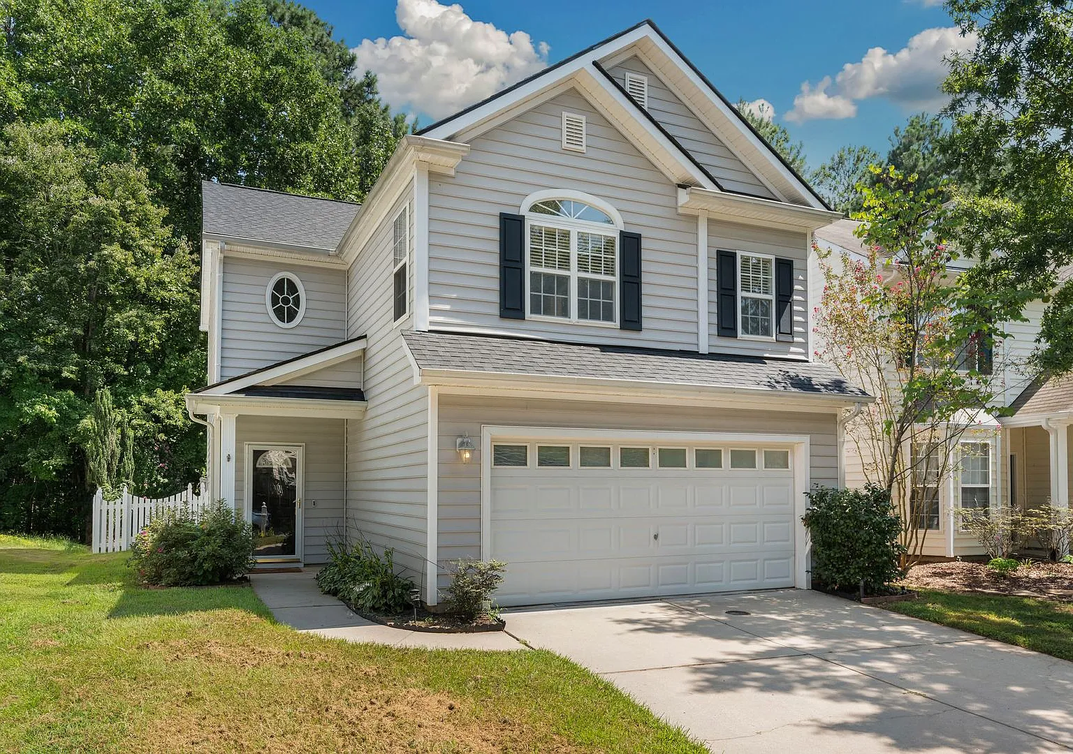 Inviting 3BR home with fenced yard, 2-car garage & great location! — Photo 1
