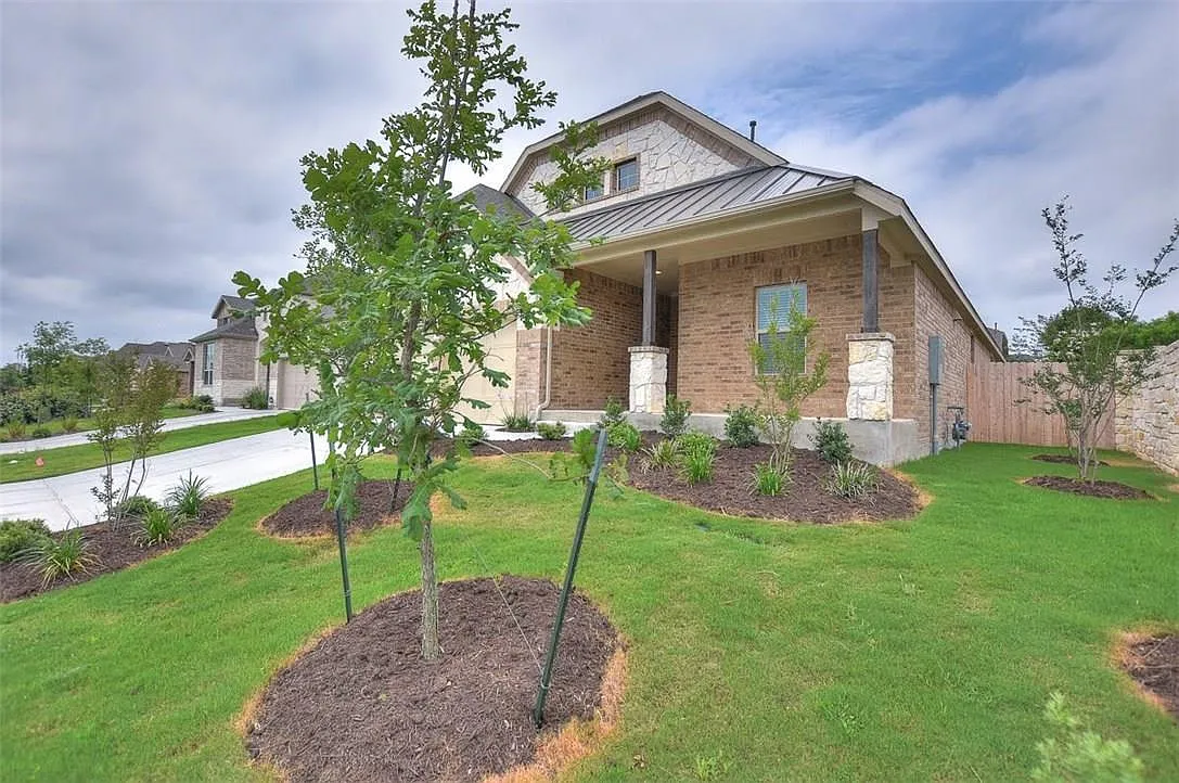 3 bed, 2.0 bath, 2003 sqft, $2,295 — Photo 2