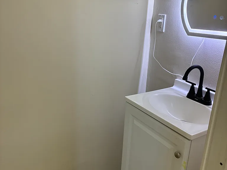1/2 Bathroom