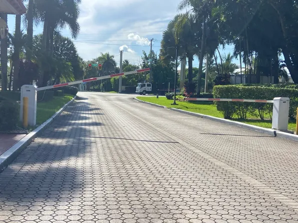 830 S Hollybrook Dr APT 207, Pembroke Pines, FL 33025
