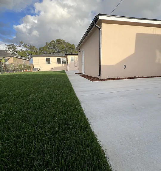 15605 S Berendo Ave — Photo 10