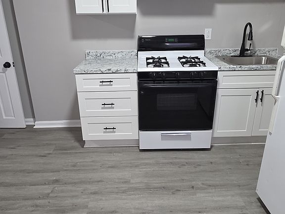 5th image of 2821 E Madison St