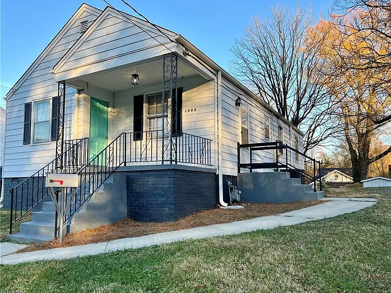 1005 McCormick St — Photo 1