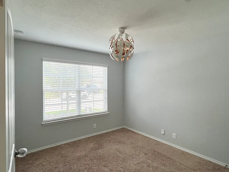 8922 Bowen Br — Photo 3