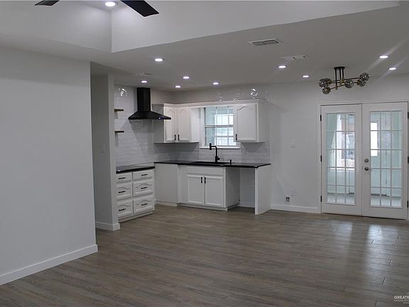 4th image of 104 E 16th St