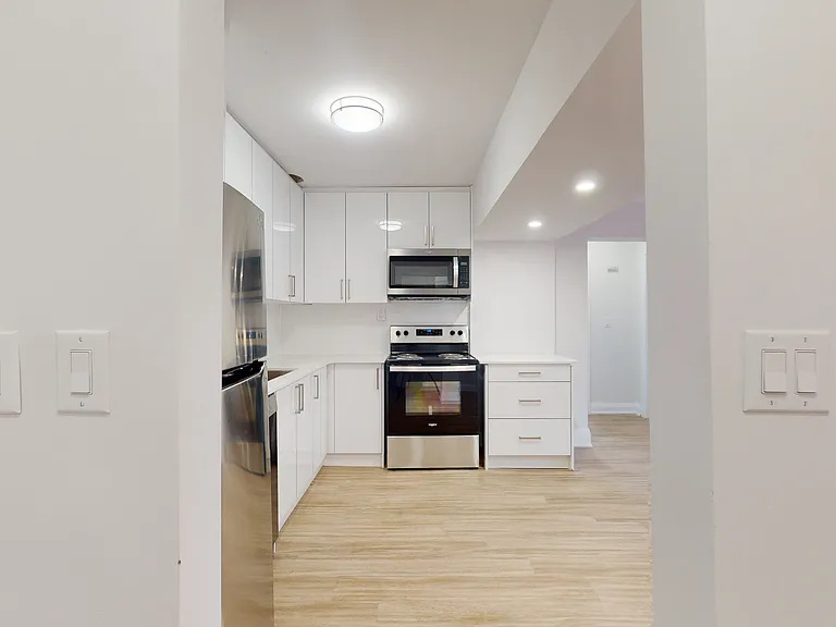 320 Lonsdale Rd — Photo 27