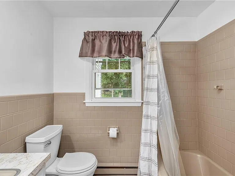 51 Ambrose St — Photo 28