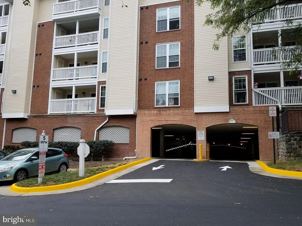 Building Photo - 1504 Lincoln Way #212