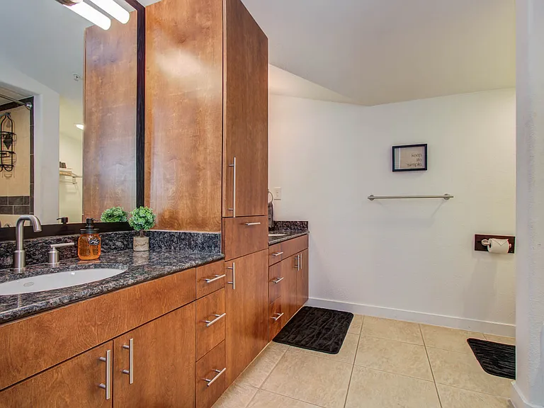 2216 Chenevert St #16 — Photo 16