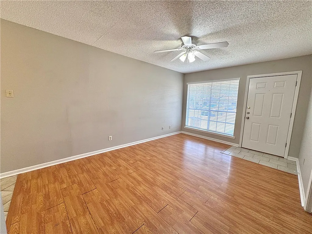 2 bed, 1.5 bath, 1830 sqft, $1,150 — Photo 3