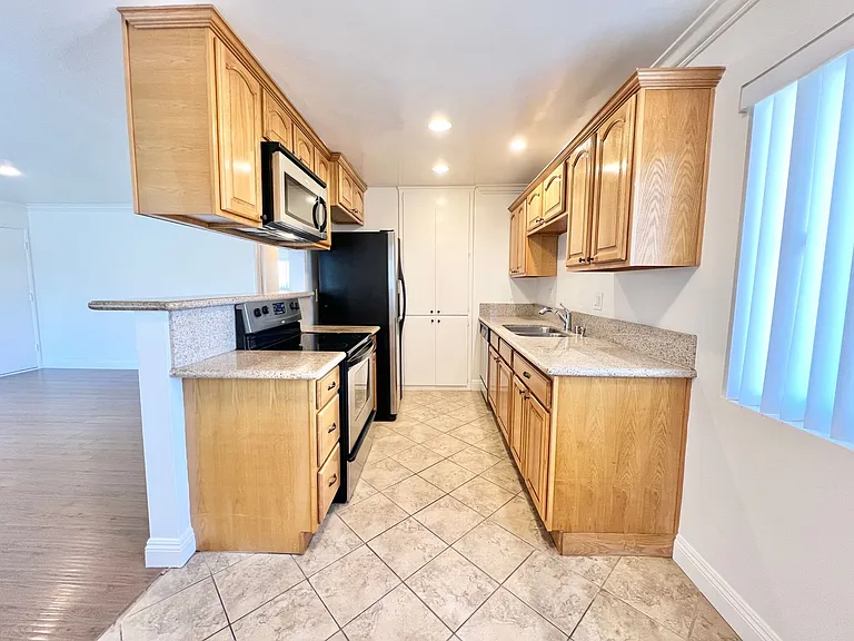 Newly Remodeled Lower Level 2 Bedroom 2 Bathroom Spacious Unit — Photo 3