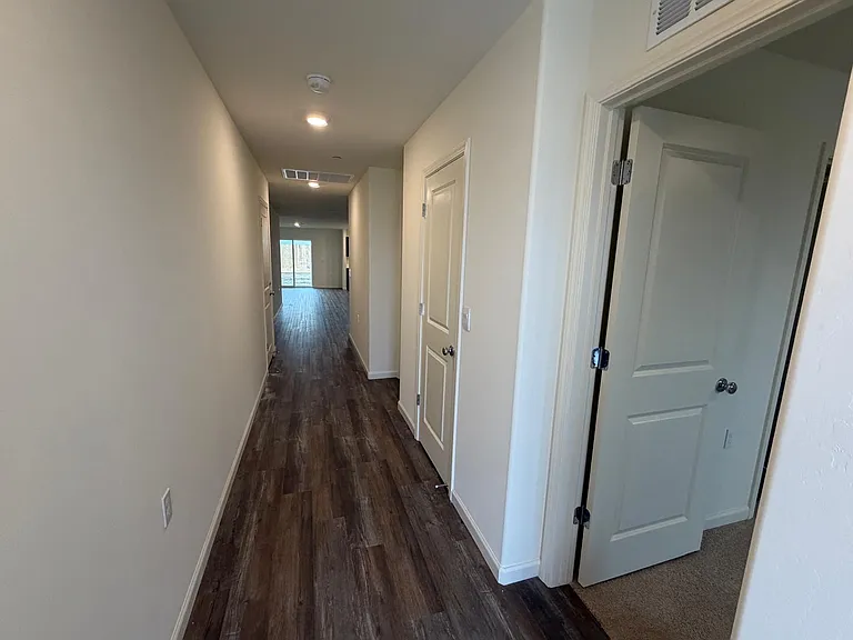 687 Skyler Ln — Photo 3