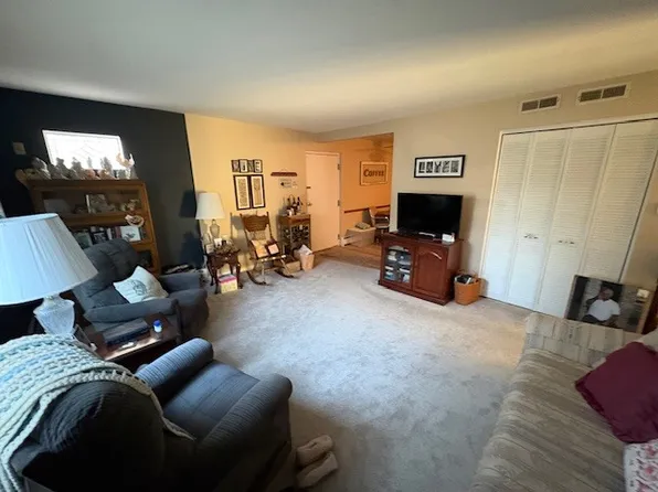 940 17th St APT 7, Moline, IL 61265