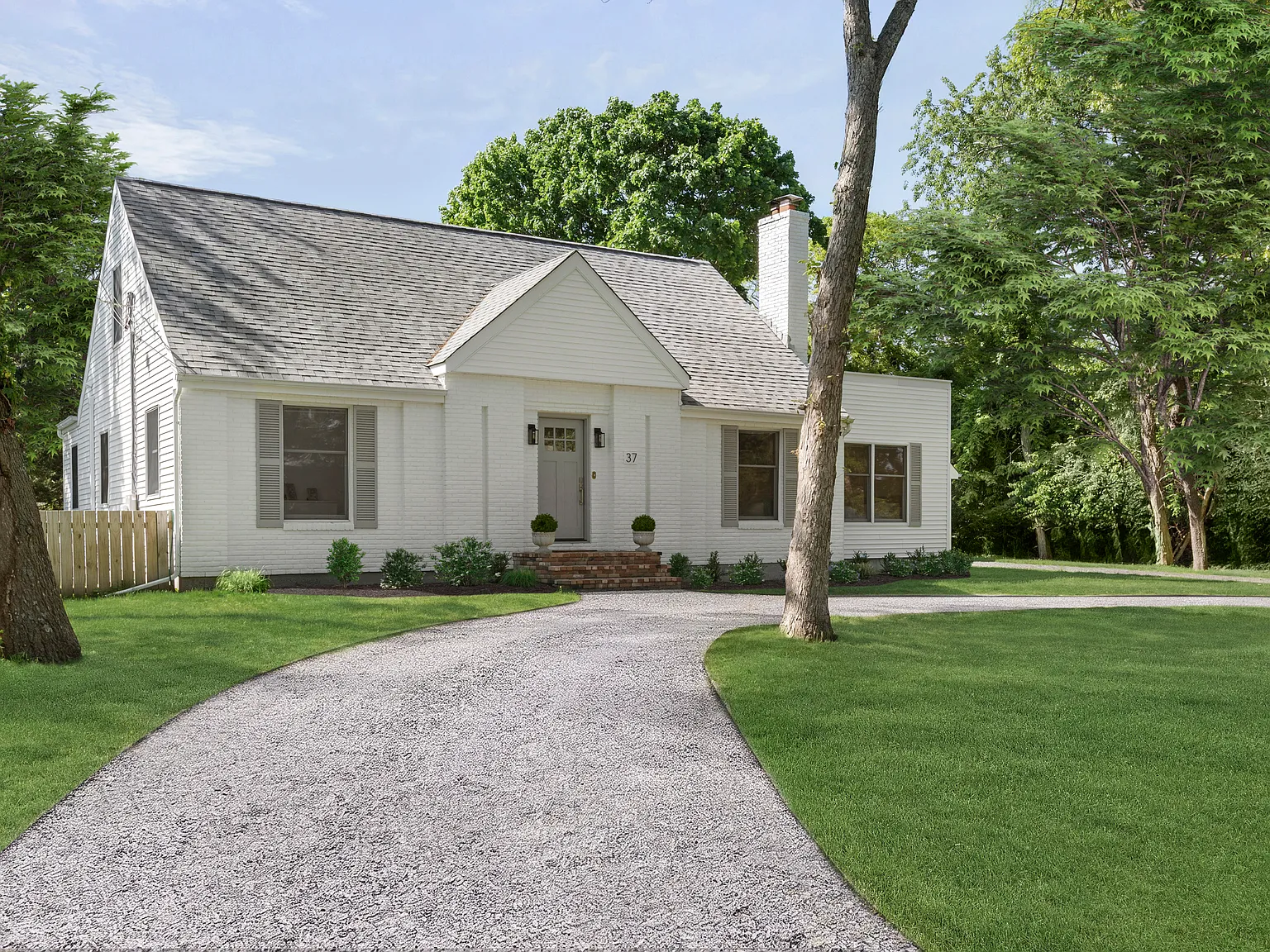 Coastal Hamptons Style Westhampton Beach Village Rental — Photo 2