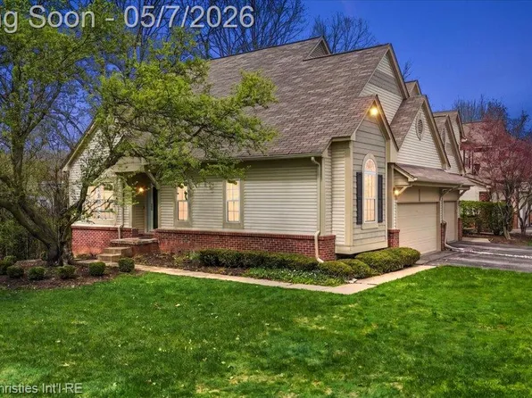 38385 Churchill Ln, Farmington, MI 48331