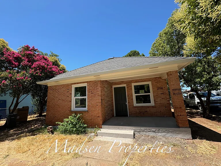 2718 Brown Ave — Photo 2