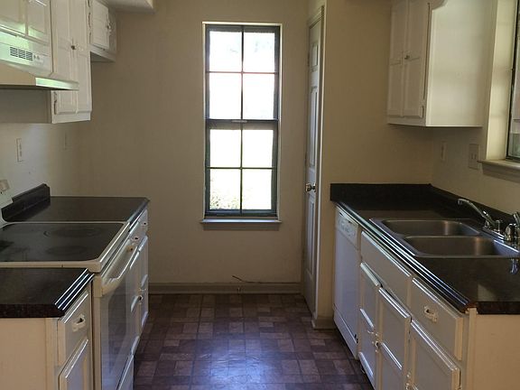 3rd image of 941 Woodburne Pl