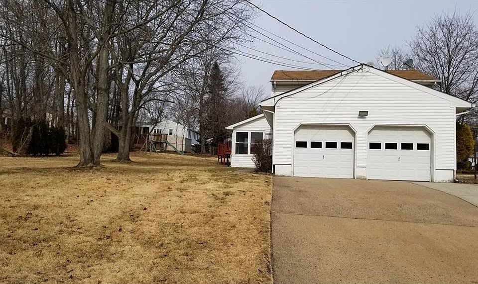 2nd image of 323 Summerhill Rd